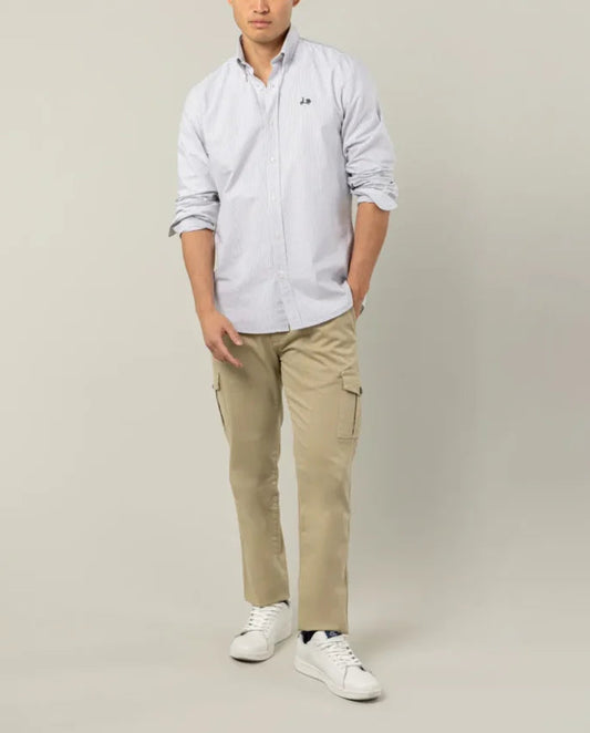 Pantalón cargo beige.