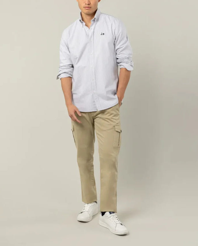 Pantalón cargo beige.