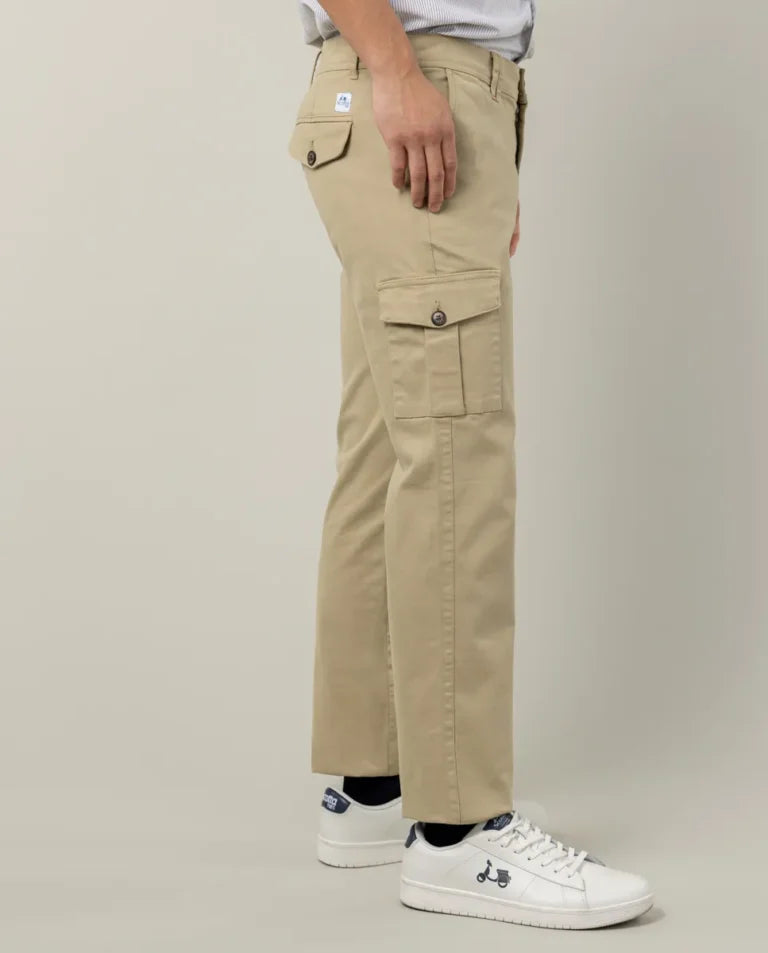 Pantalón cargo beige.