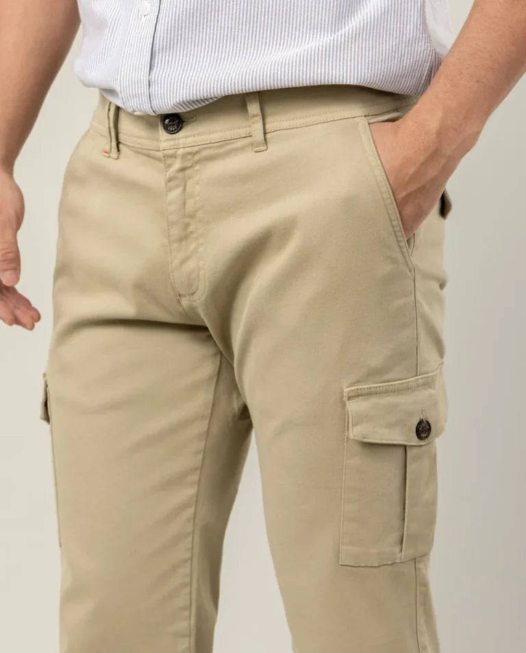 Pantalón cargo beige.