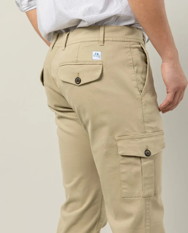 Pantalón cargo beige.