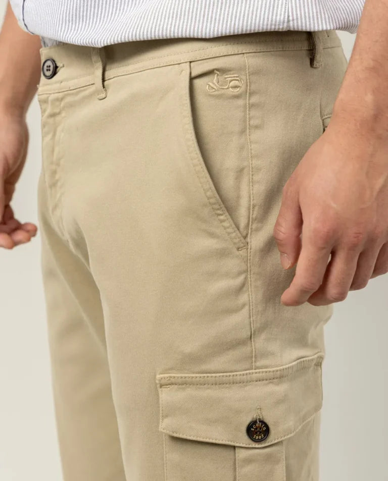 Pantalón cargo beige.