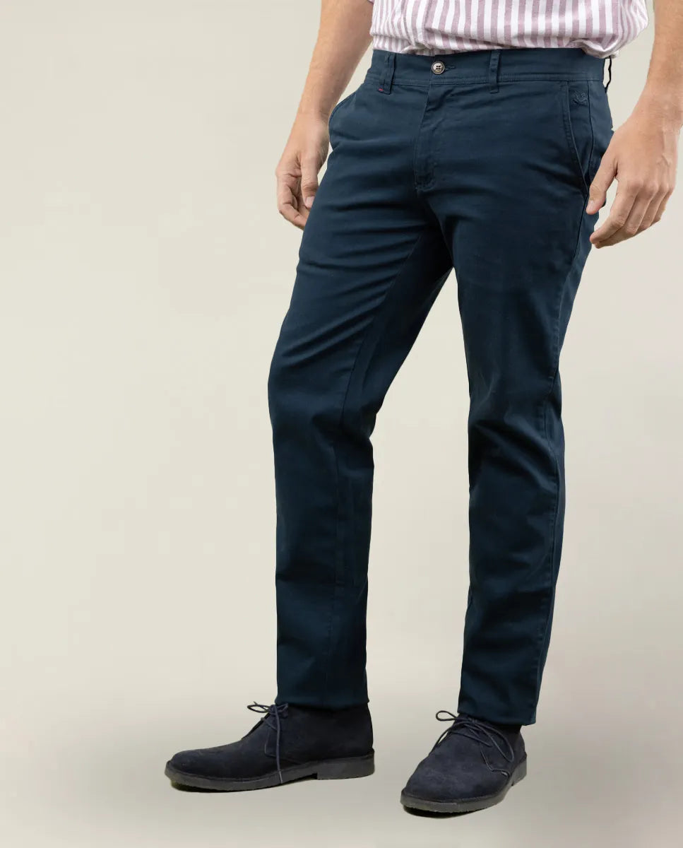 Pantalón chino azul marino.