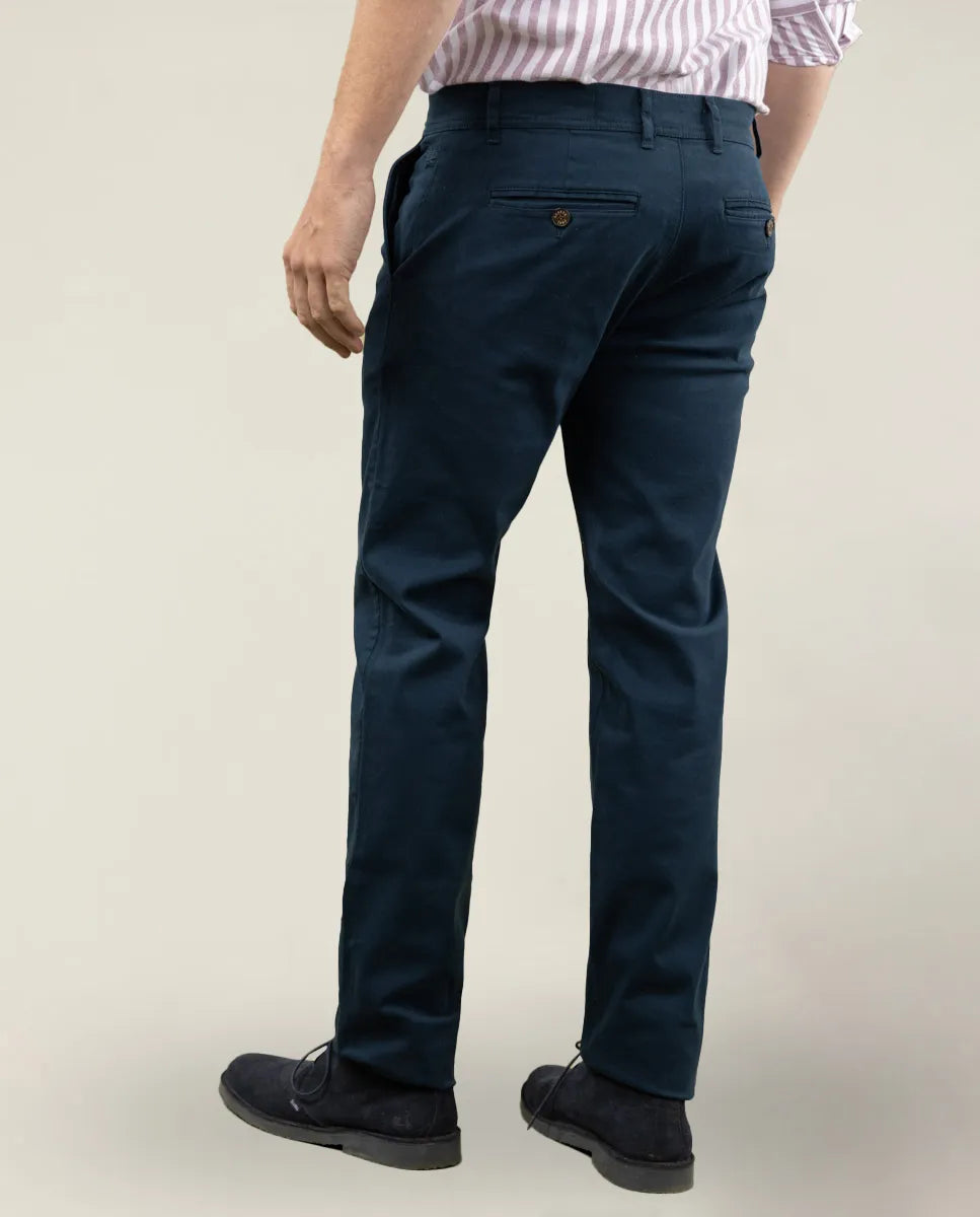 Pantalón chino azul marino.