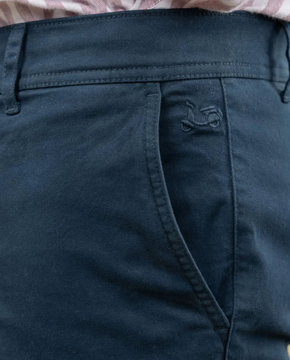 Pantalón chino azul marino.