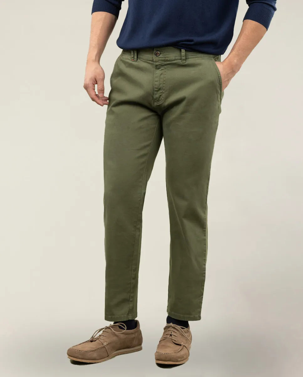 Pantalón chino khaki.