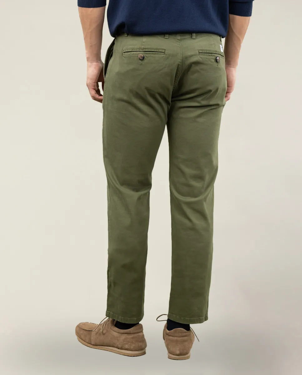 Pantalón chino khaki.