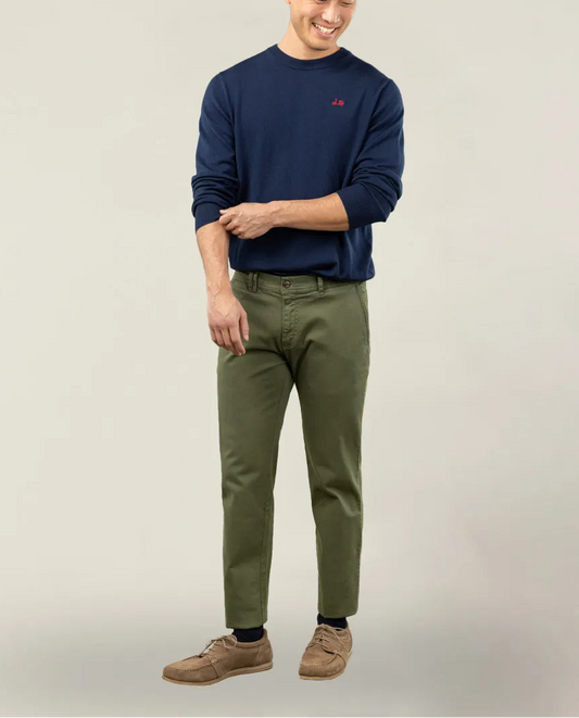 Pantalón chino khaki.