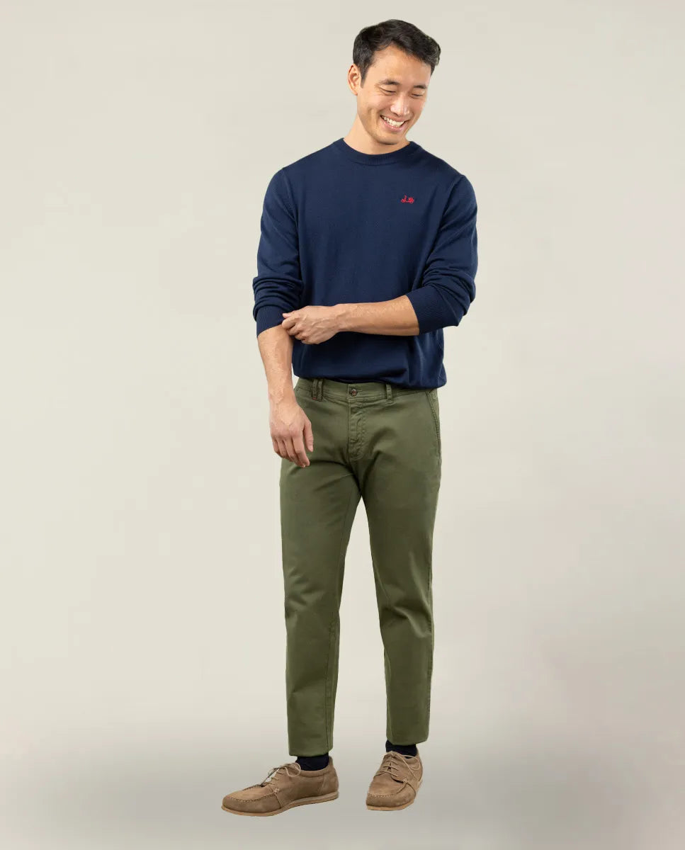 Pantalón chino khaki.