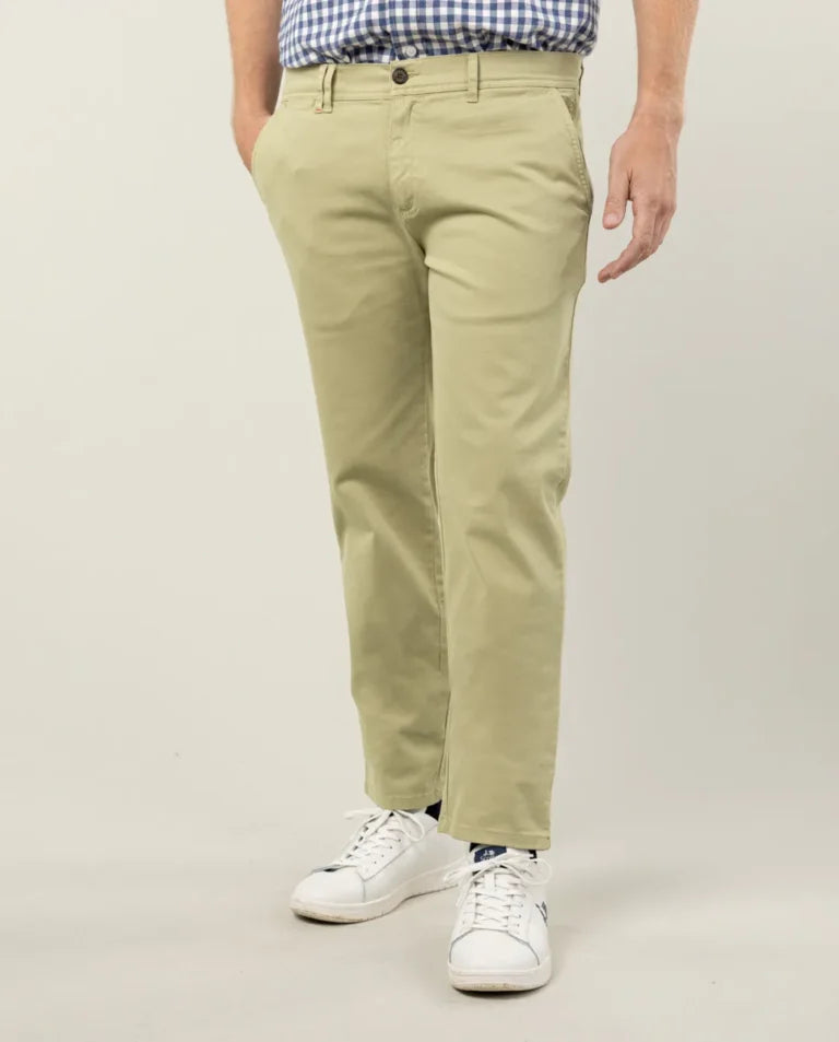 Pantalón chino beige.