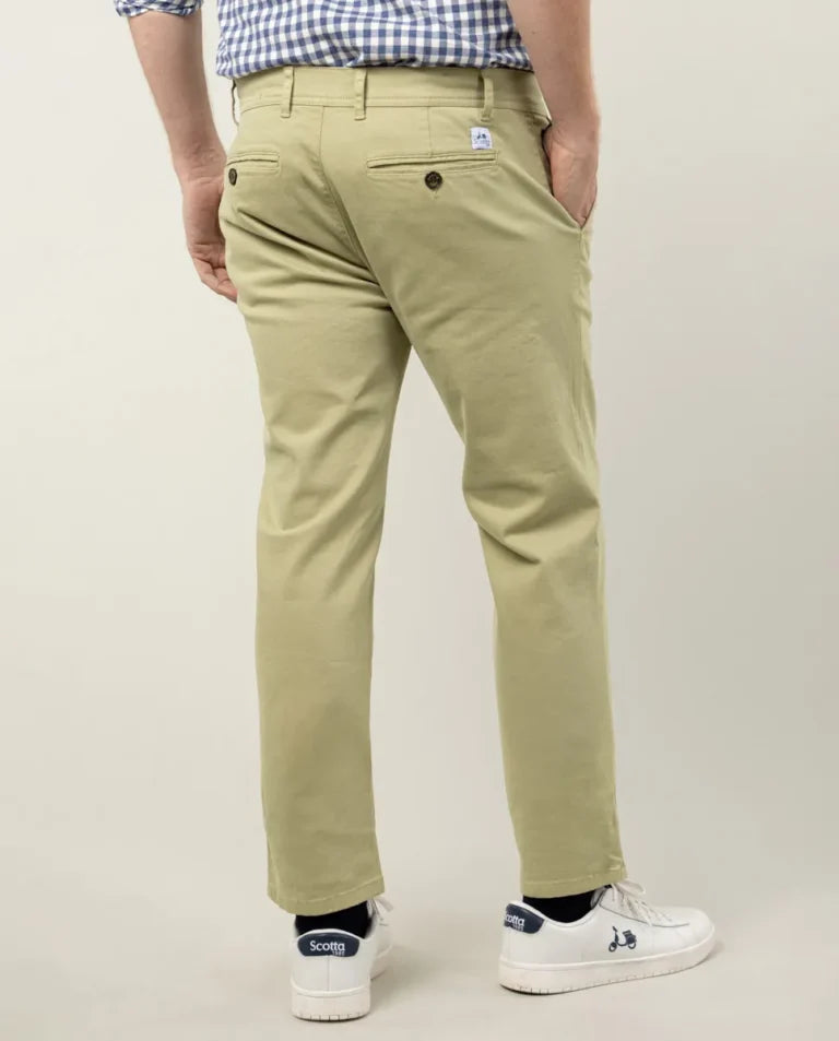 Pantalón chino beige.