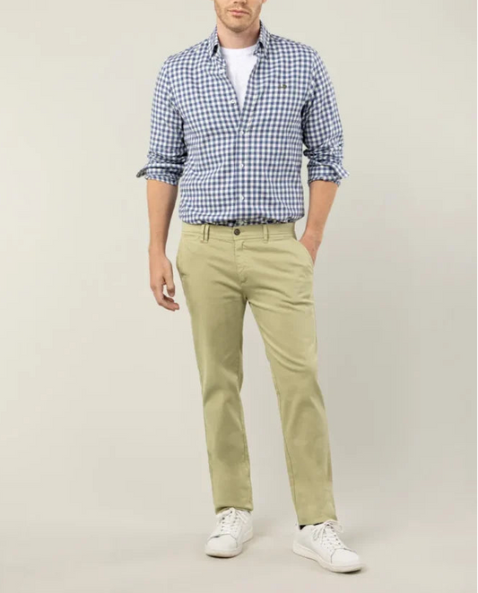 Pantalón chino beige.