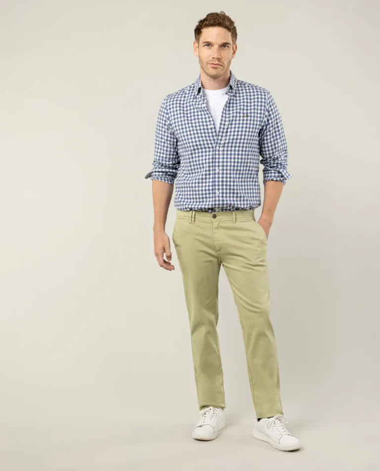 Pantalón chino beige.