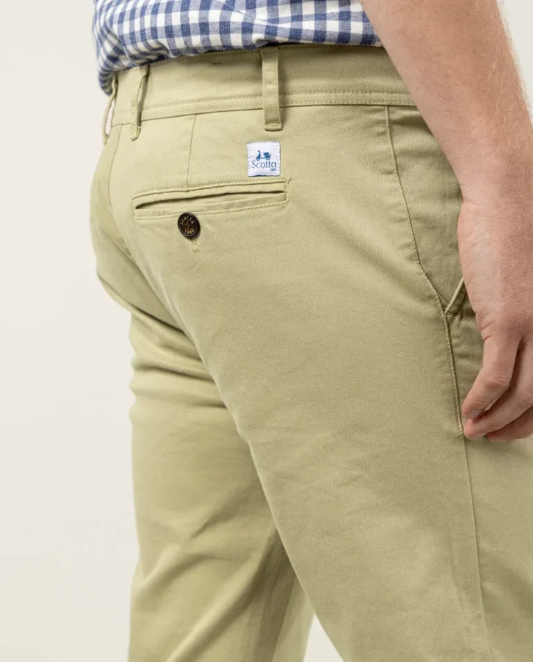 Pantalón chino beige.