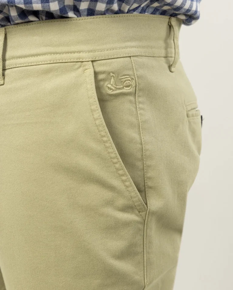 Pantalón chino beige.