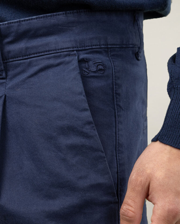 Calça chino regular Steve com pregas azul marinho