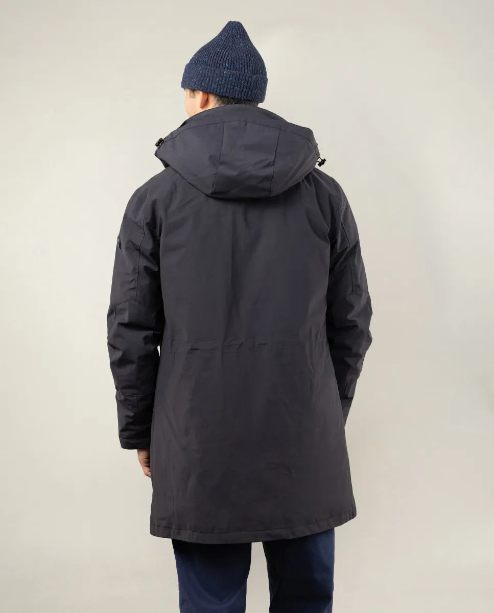 Parka azul marino.