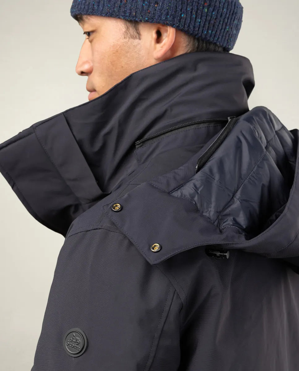 Parka azul marino.