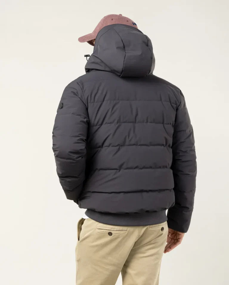 Parka gris oscuro.