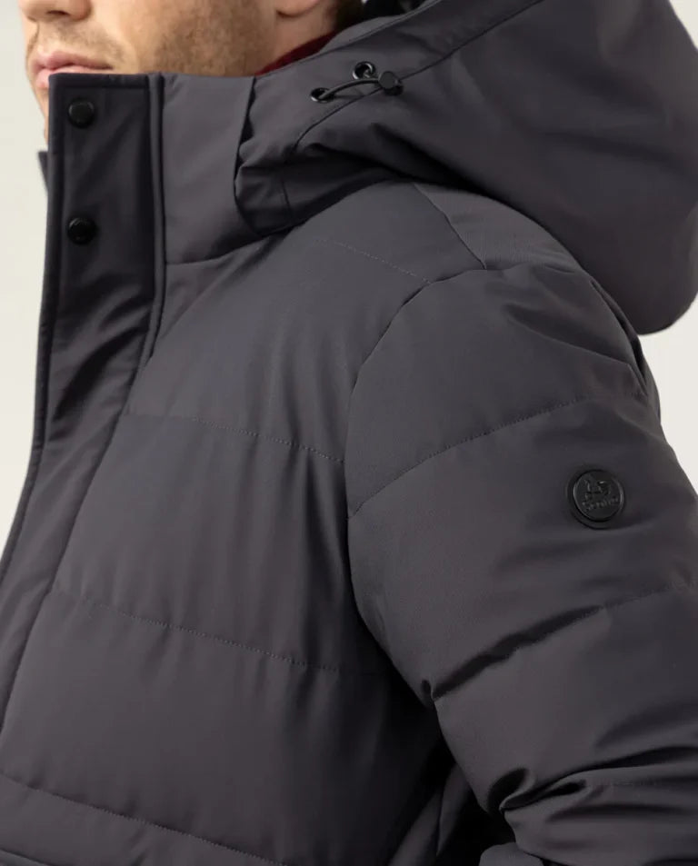 Parka gris oscuro.