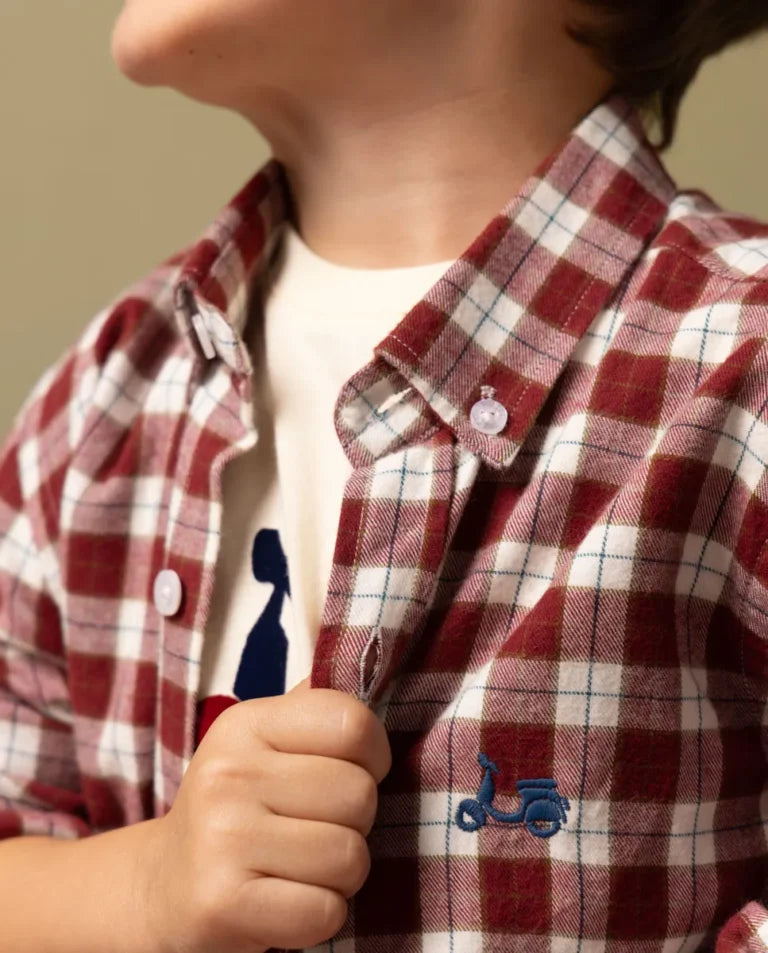 Camisa de algodón cuadros burdeos.