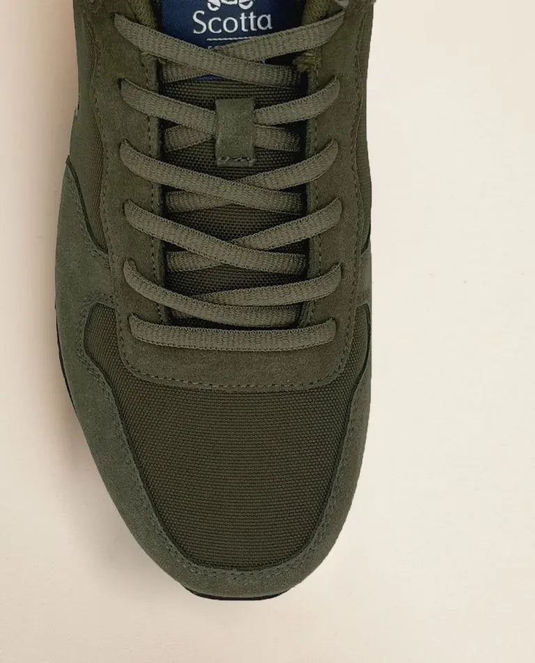 Zapatillas deportivas verde khaki con cordones.