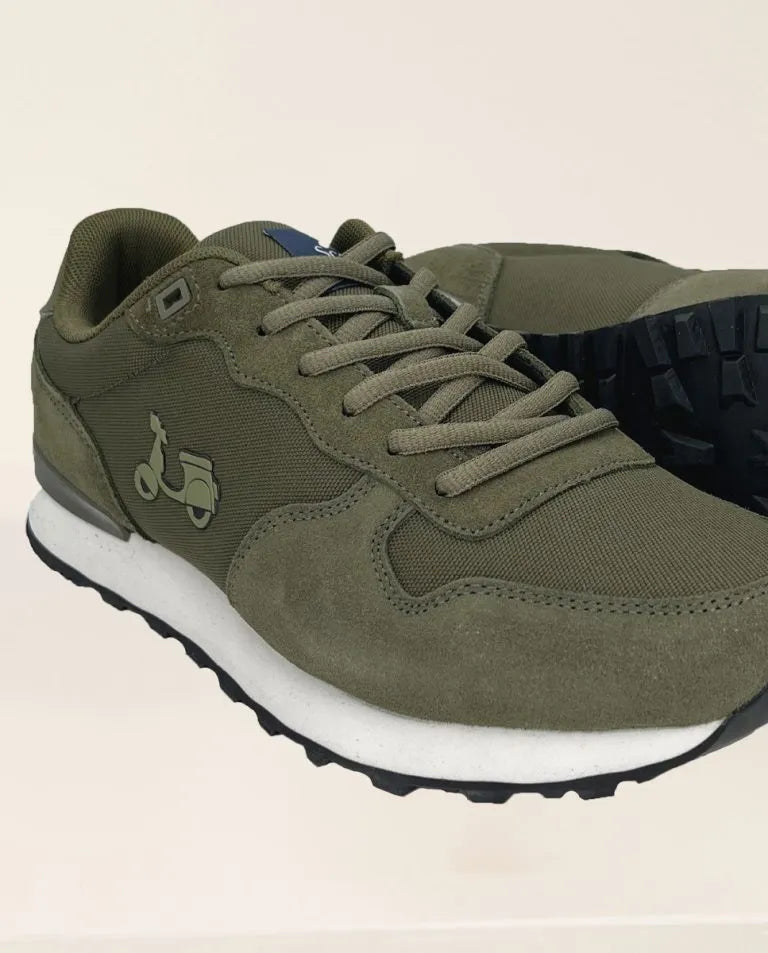 Zapatillas deportivas verde khaki con cordones.