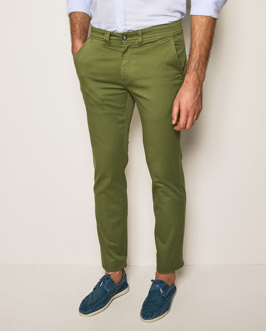 Pantalón chino slim fit garment dyed