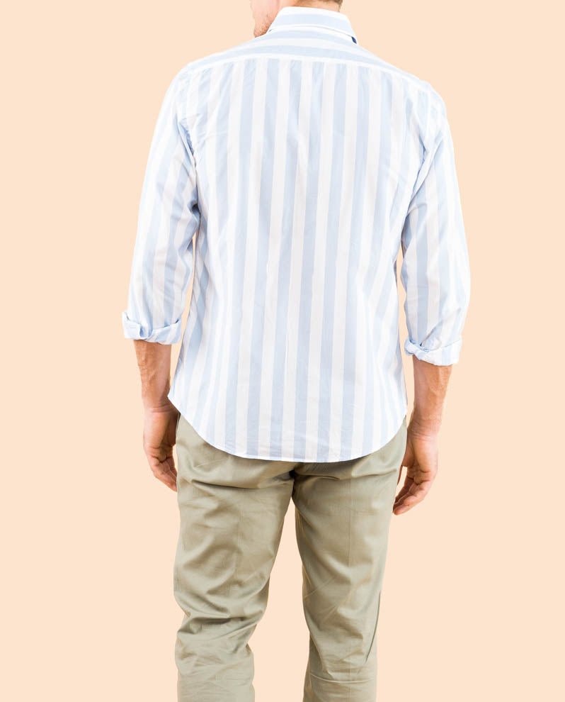 Camisa azul claro do mar