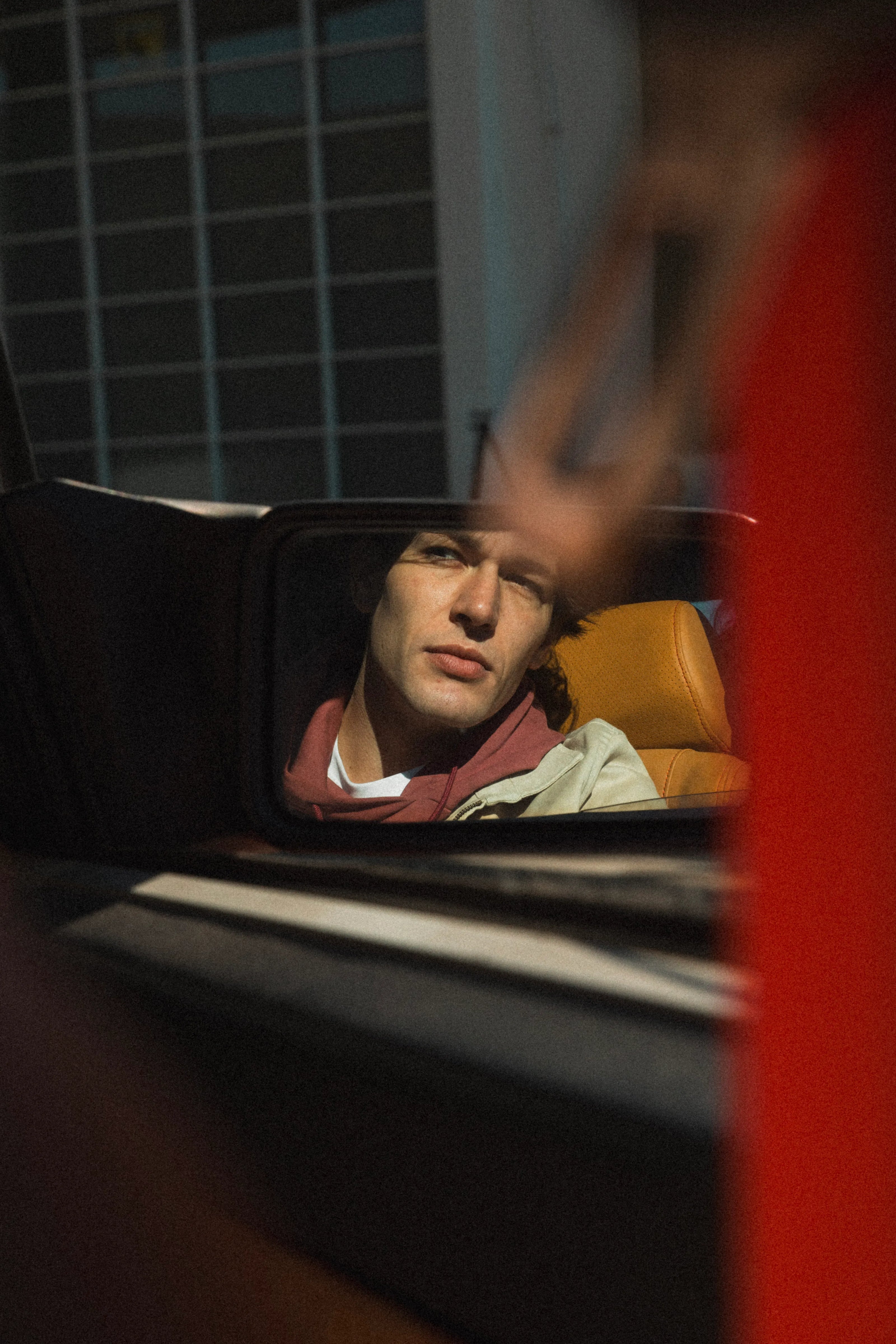 Modelo con chaqueta corta sarga beige y sudadera hoodie burdeos.