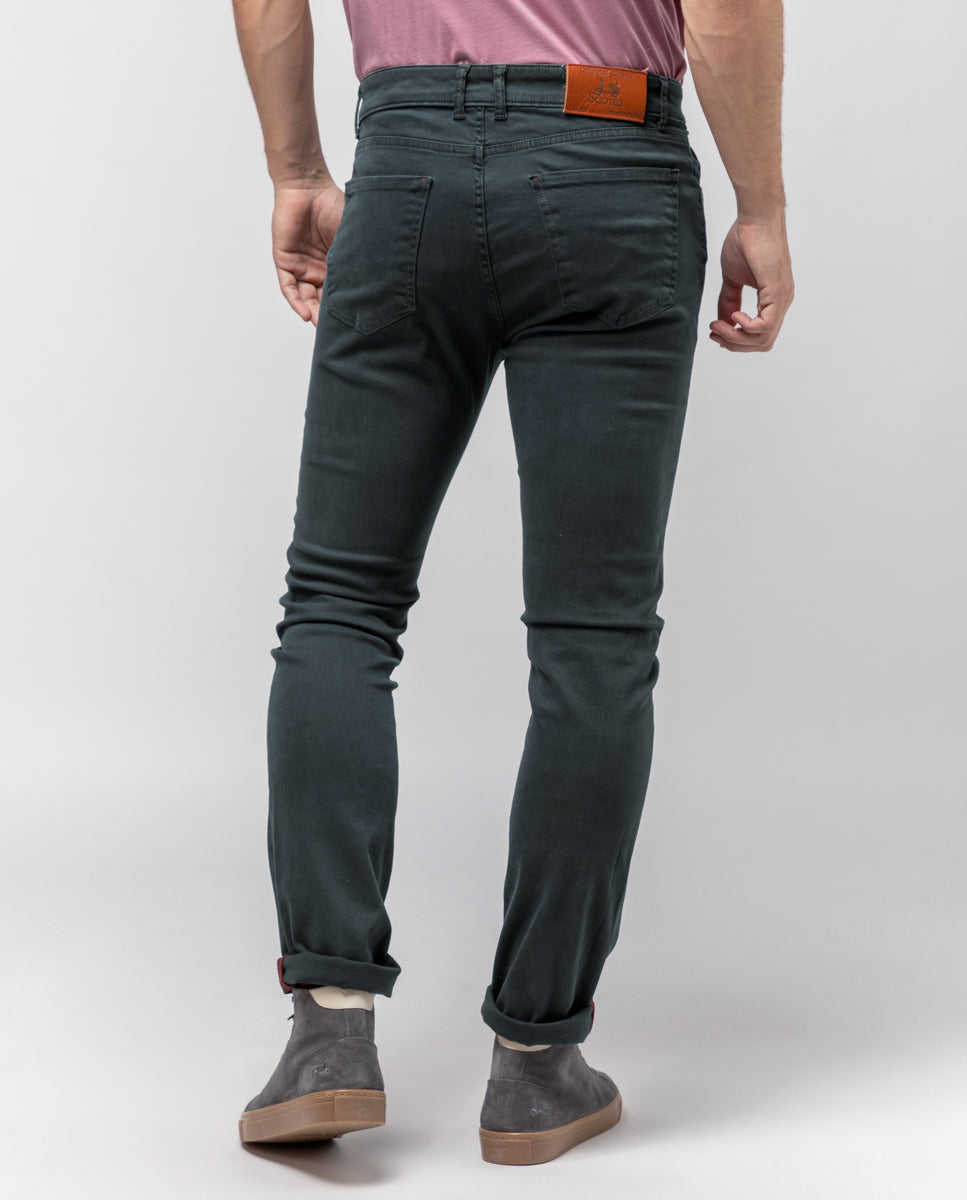 Calça preta de 5 bolsos