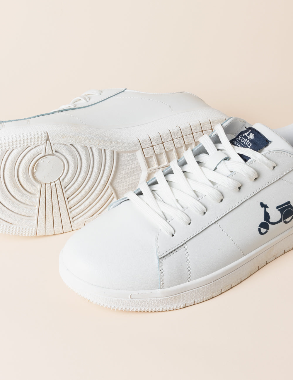 Sapato esportivo de couro branco