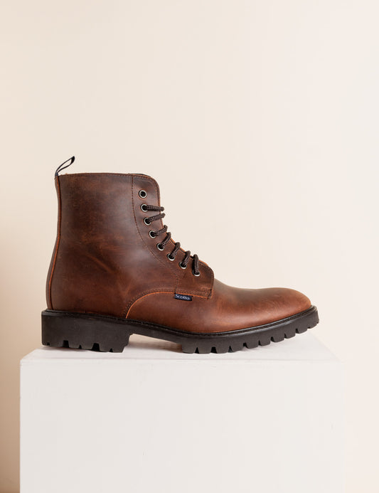Bota exploradora marrom escura