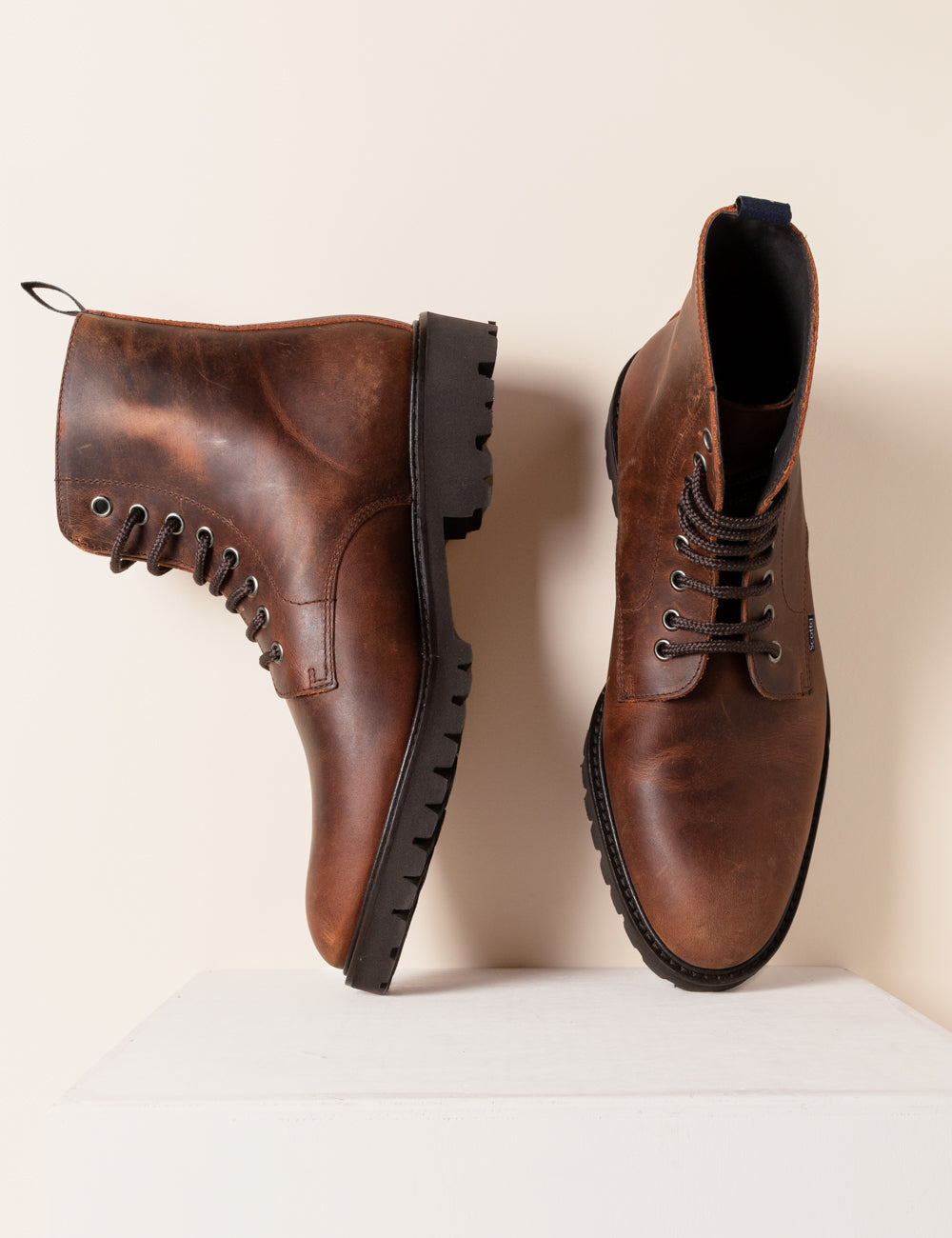 Bota exploradora marrom escura