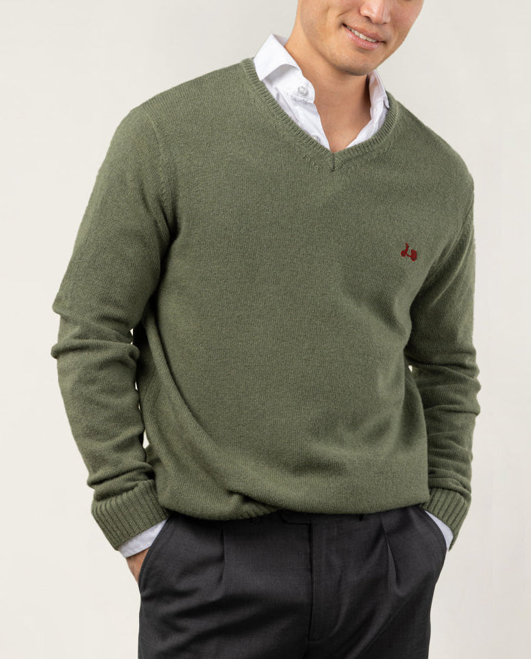 Suéter de lã verde com decote em V